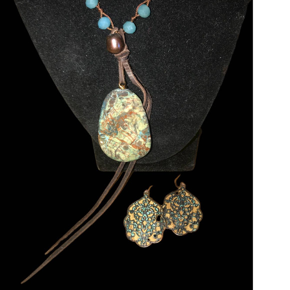 TURQUOISE AND SWAROVSKI BEADED  NECKLACE AND EARRINGS - Picture 5 of 5